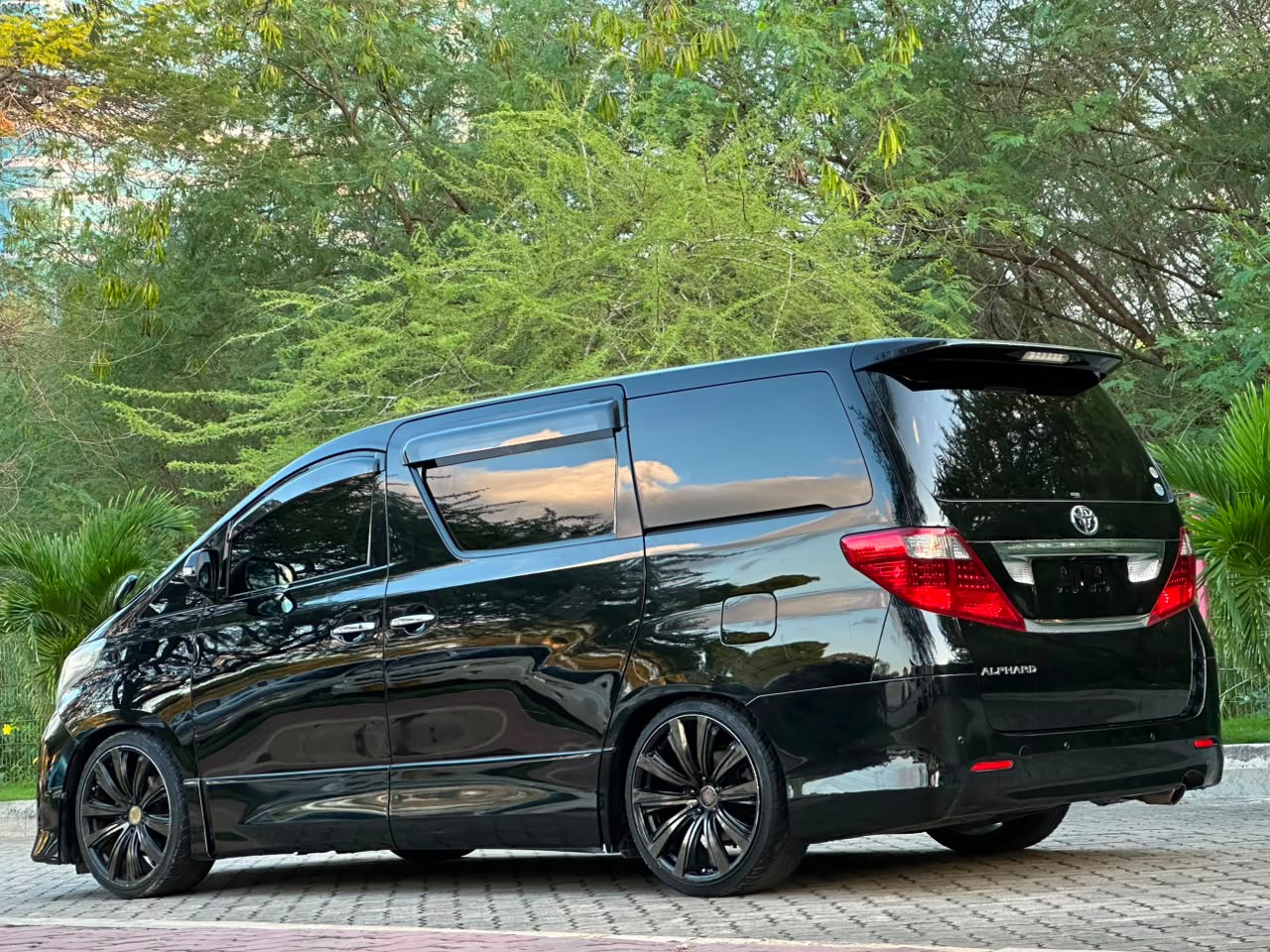 ALPHARD thumbnail 3